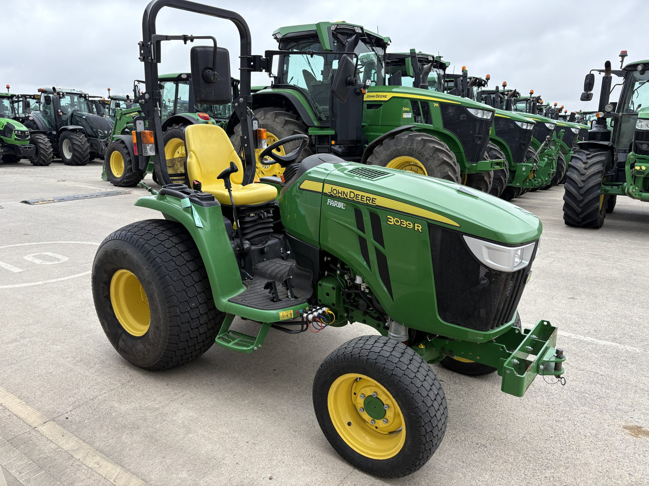 John Deere 3039R Compact Tractor - Compact tractor: picture 4 John Deere 3039R Compact Tractor - Compact tractor: picture 4