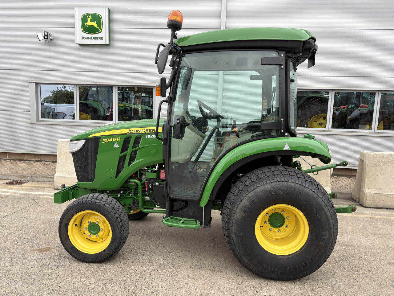John Deere 3046R Compact Tractor - Compact tractor: picture 1 John Deere 3046R Compact Tractor - Compact tractor: picture 1