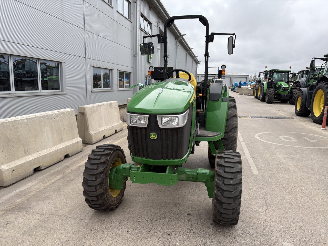 John Deere 4052M Compact Tractor - Compact tractor: picture 2 John Deere 4052M Compact Tractor - Compact tractor: picture 2