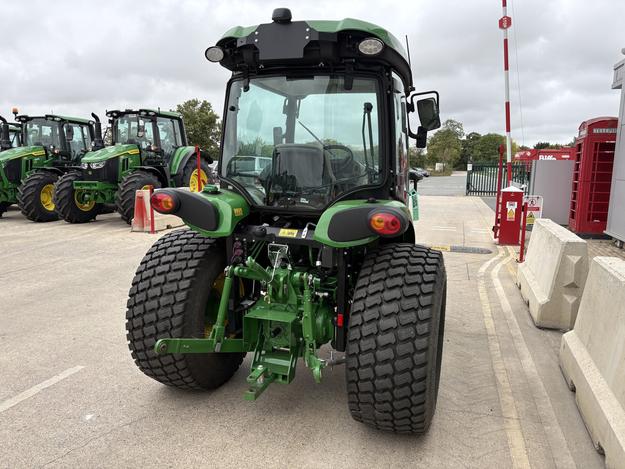 John Deere 4066R Compact Tractor - Compact tractor: picture 4 John Deere 4066R Compact Tractor - Compact tractor: picture 4