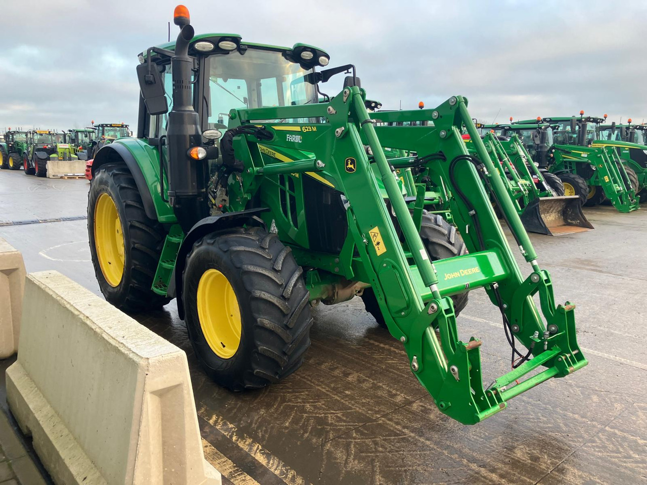 Farm tractor John Deere 6120M: picture 7