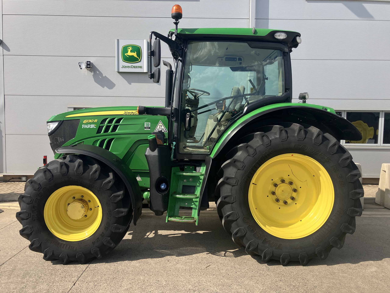 John Deere 6130R - Farm tractor: picture 2 John Deere 6130R - Farm tractor: picture 2