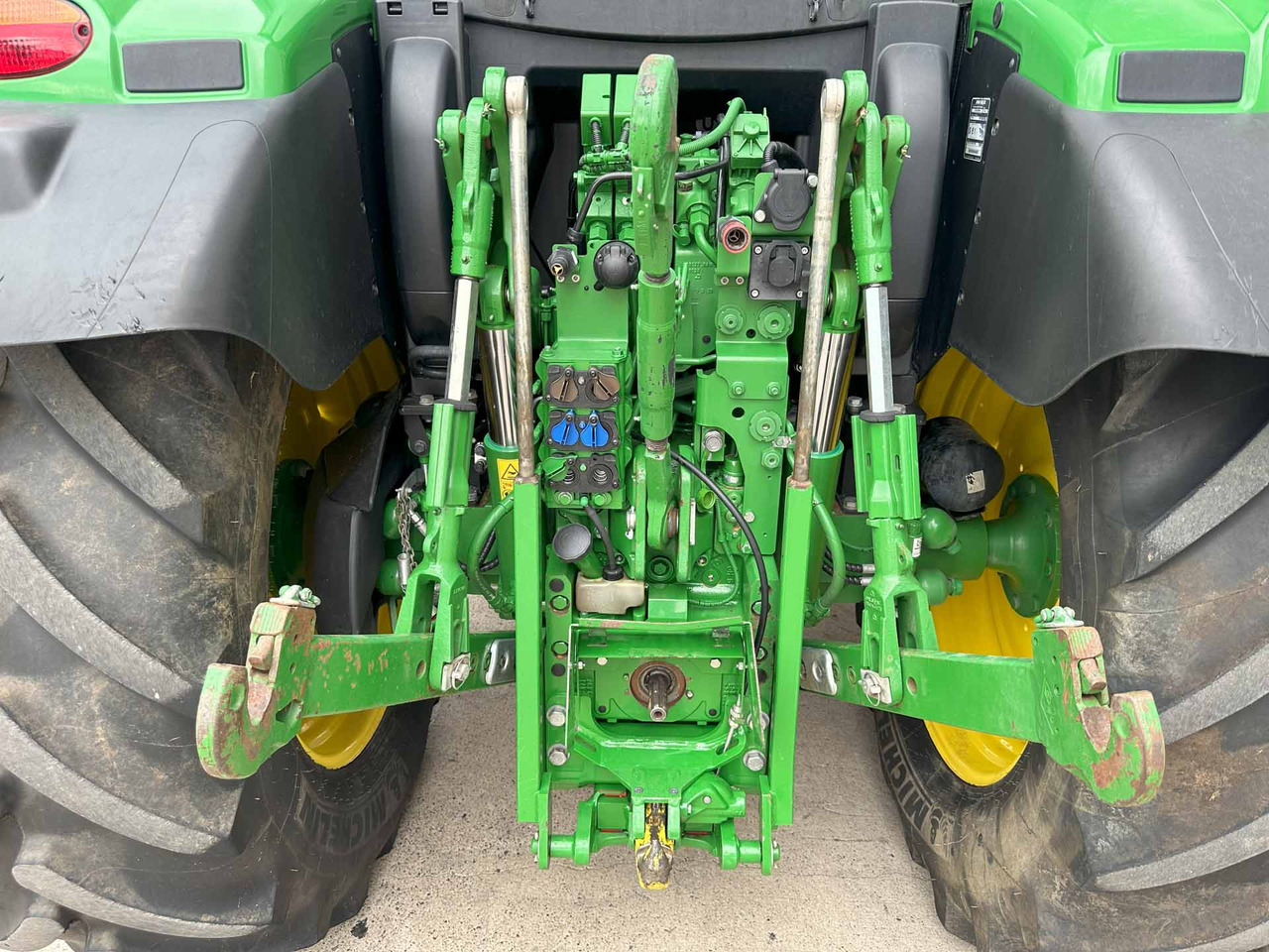 John Deere 6130R - Farm tractor: picture 5 John Deere 6130R - Farm tractor: picture 5