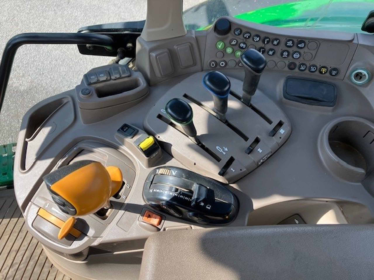 Farm tractor John Deere 6155M: picture 13