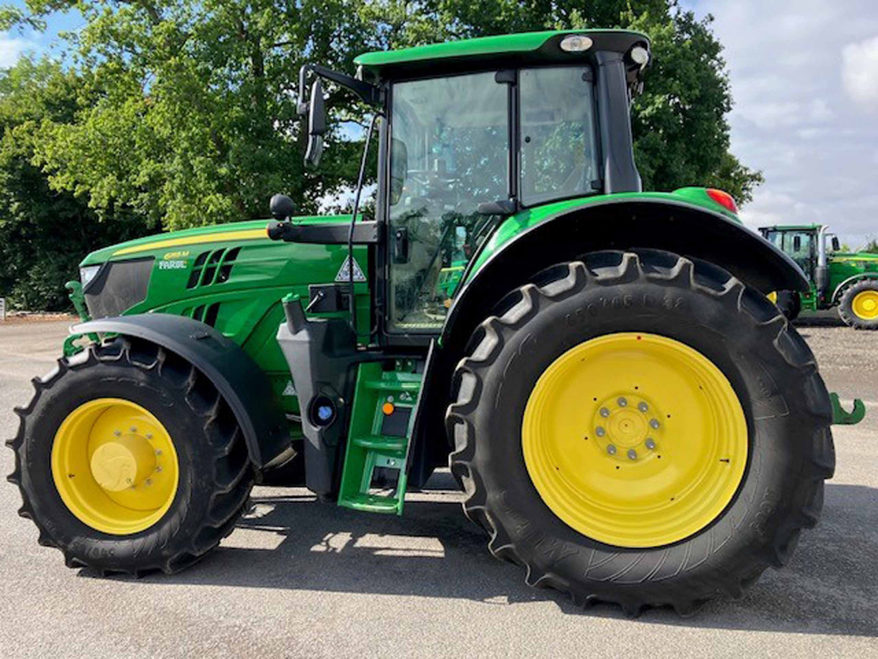 Farm tractor John Deere 6155M: picture 6