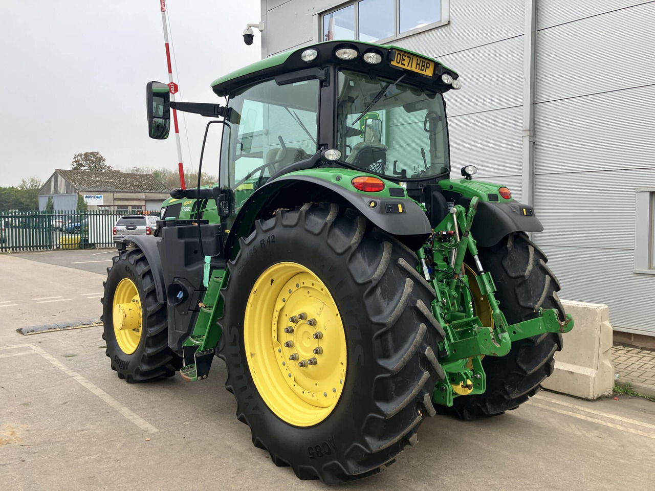 John Deere 6215R - Farm tractor: picture 3 John Deere 6215R - Farm tractor: picture 3