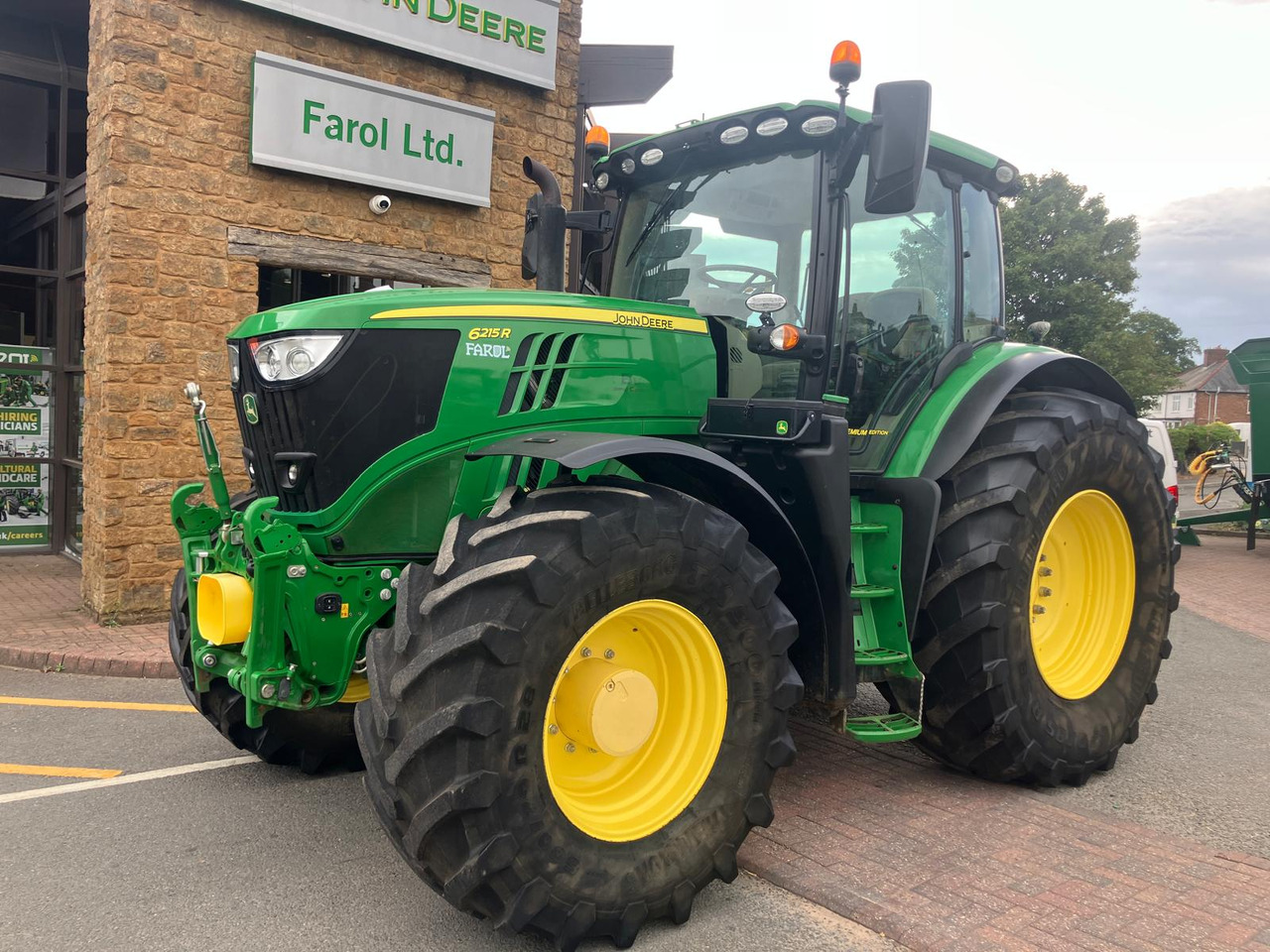 John Deere 6215R - Farm tractor: picture 1 John Deere 6215R - Farm tractor: picture 1