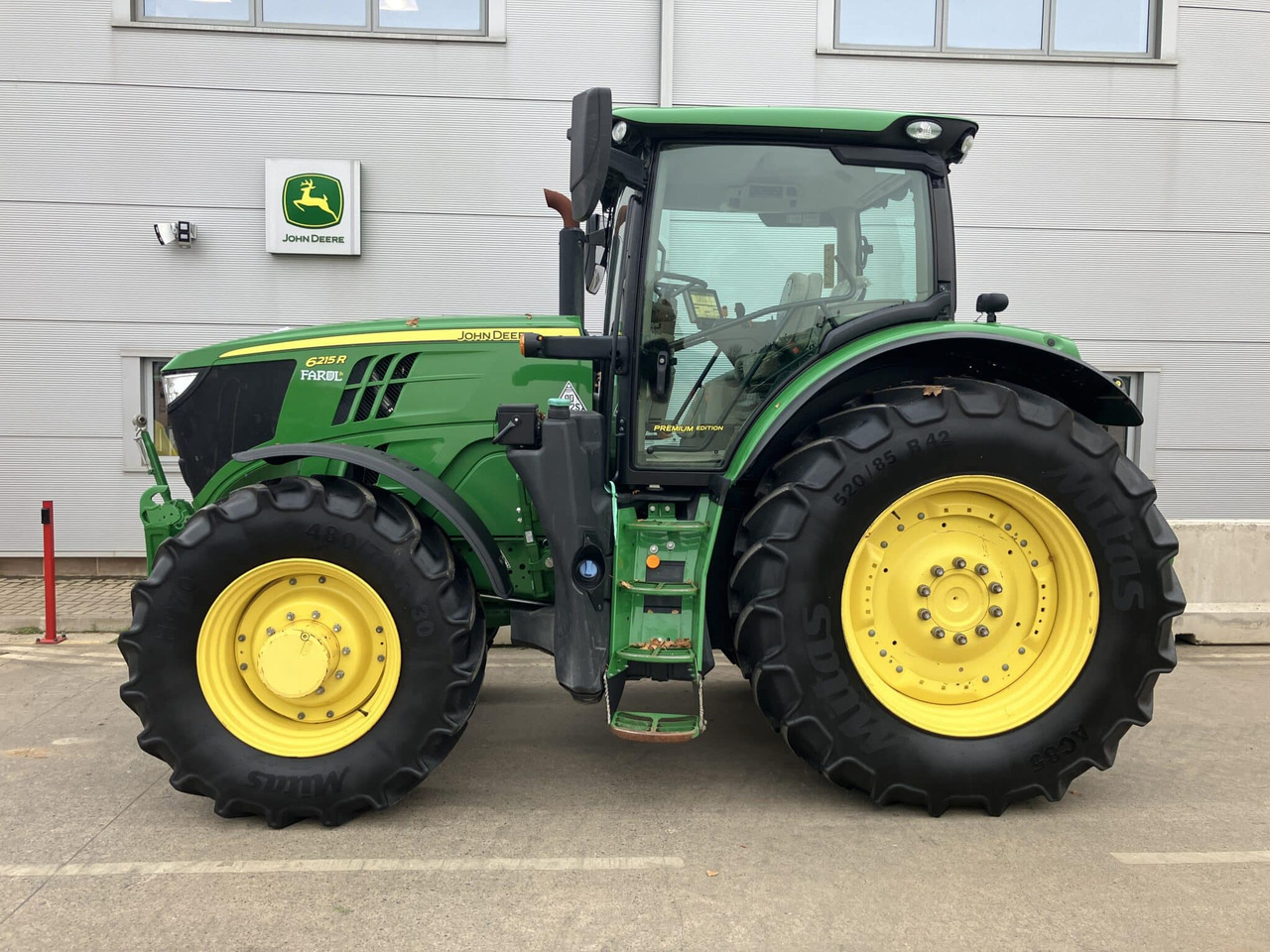John Deere 6215R - Farm tractor: picture 2 John Deere 6215R - Farm tractor: picture 2