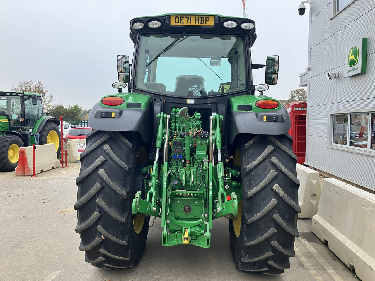 John Deere 6215R - Farm tractor: picture 4 John Deere 6215R - Farm tractor: picture 4