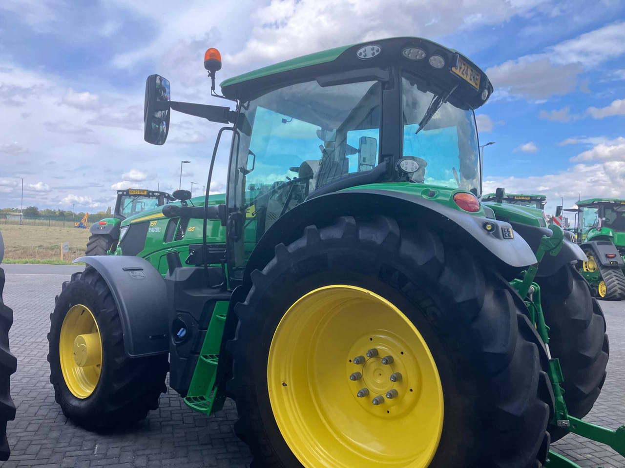 John Deere 6R 155 - Farm tractor: picture 3 John Deere 6R 155 - Farm tractor: picture 3