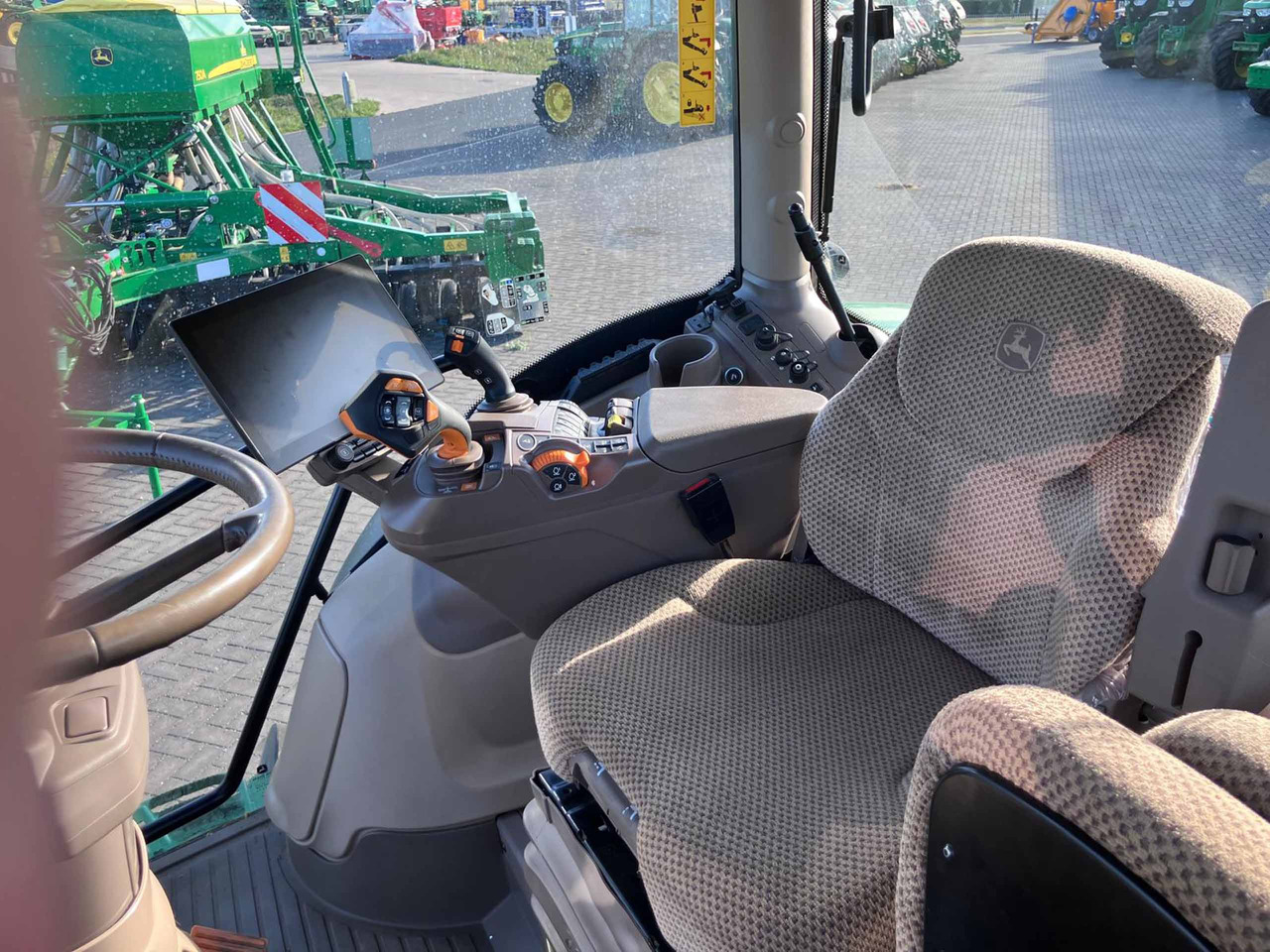 John Deere 6R 155 - Farm tractor: picture 4 John Deere 6R 155 - Farm tractor: picture 4