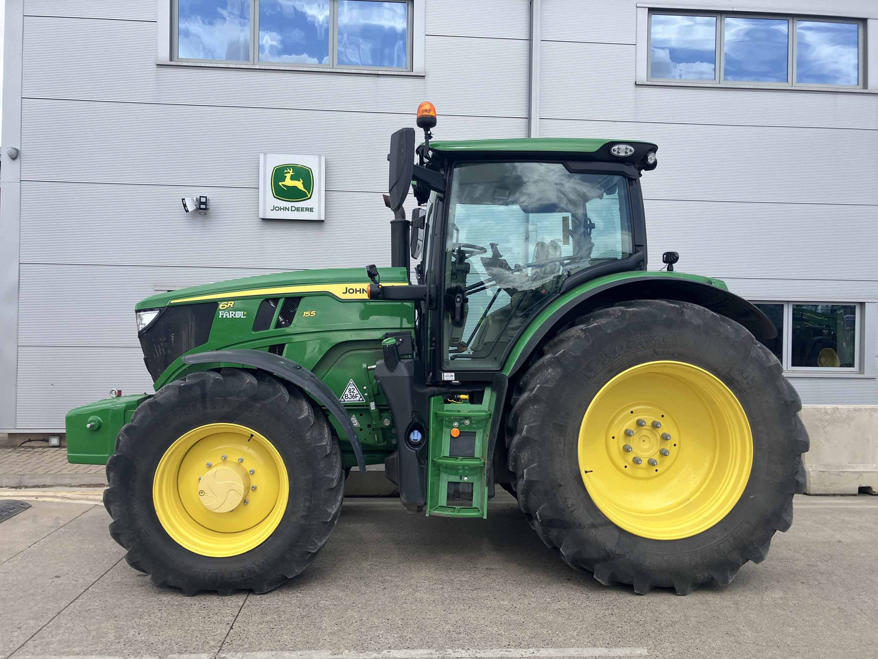 John Deere 6R 155 - Farm tractor: picture 2 John Deere 6R 155 - Farm tractor: picture 2