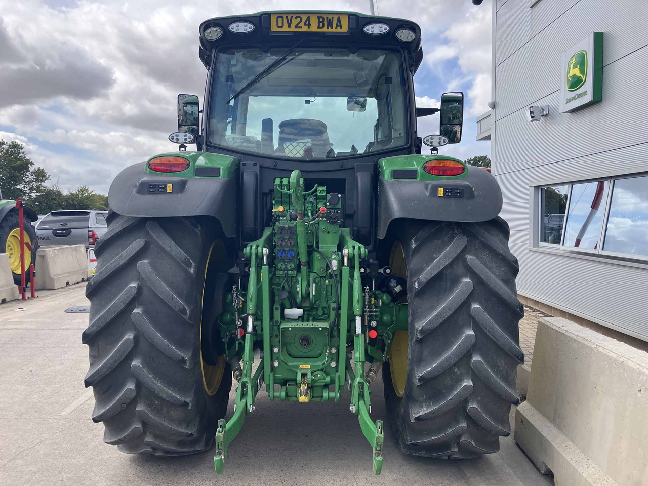 John Deere 6R 155 - Farm tractor: picture 4 John Deere 6R 155 - Farm tractor: picture 4