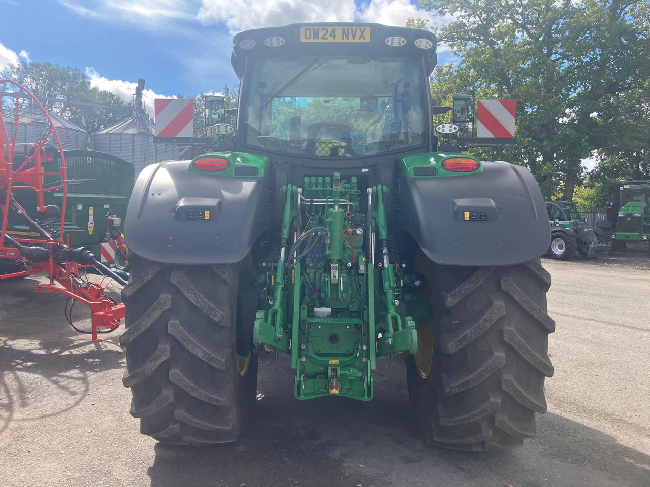 John Deere 6R 195 - Farm tractor: picture 5 John Deere 6R 195 - Farm tractor: picture 5