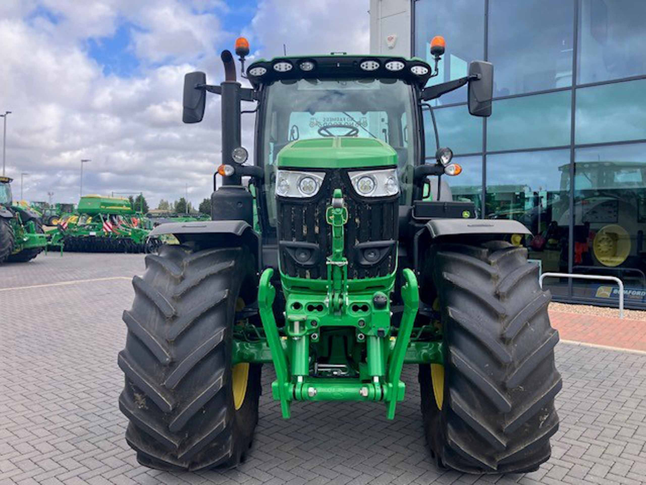 John Deere 6R 195 - Farm tractor: picture 2 John Deere 6R 195 - Farm tractor: picture 2