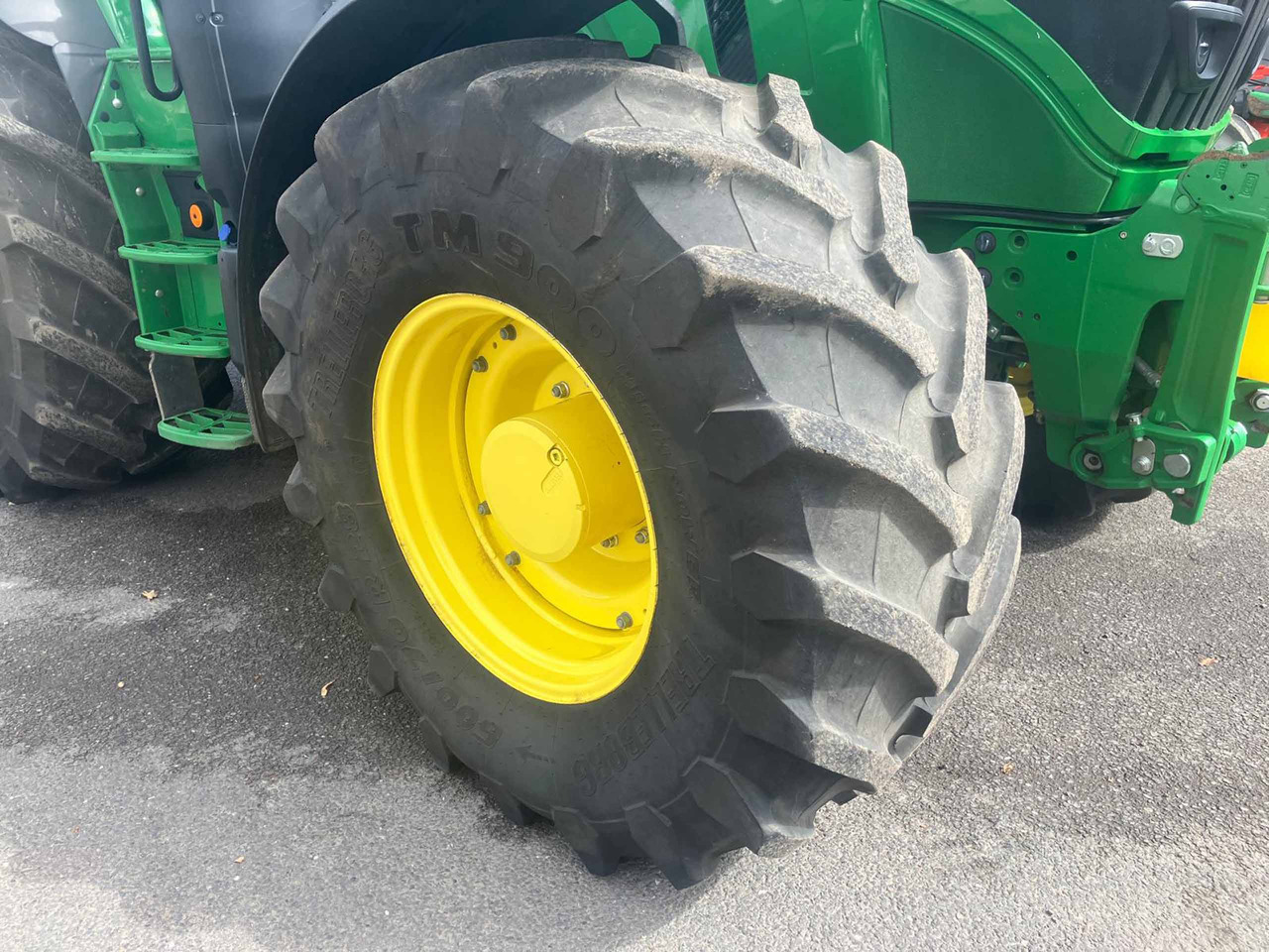 John Deere 6R 195 - Farm tractor: picture 2 John Deere 6R 195 - Farm tractor: picture 2