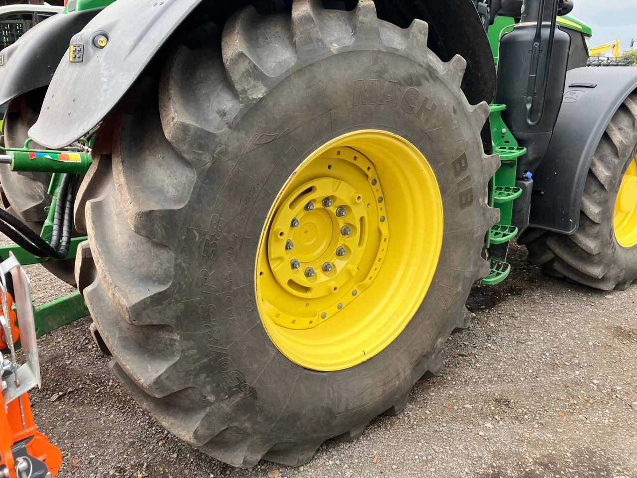 John Deere 6R 215 - Farm tractor: picture 5 John Deere 6R 215 - Farm tractor: picture 5