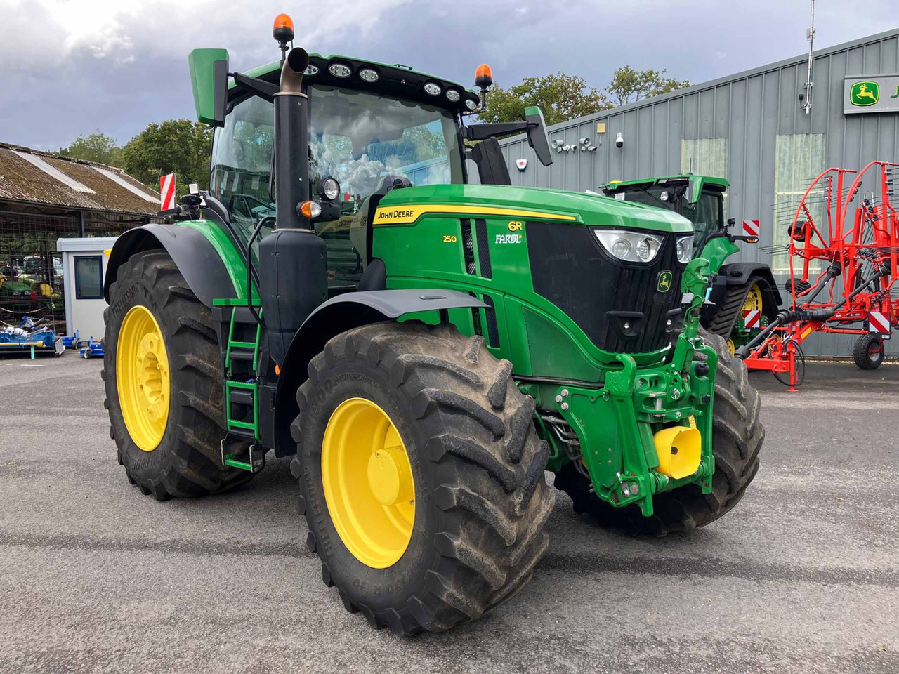 John Deere 6R 250 - Farm tractor: picture 4 John Deere 6R 250 - Farm tractor: picture 4