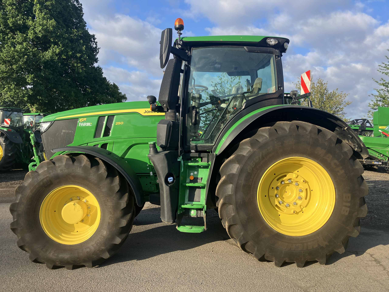 John Deere 6R 250 - Farm tractor: picture 2 John Deere 6R 250 - Farm tractor: picture 2