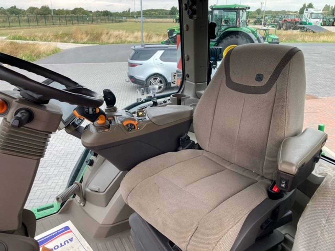John Deere 7R 330 - Farm tractor: picture 2 John Deere 7R 330 - Farm tractor: picture 2