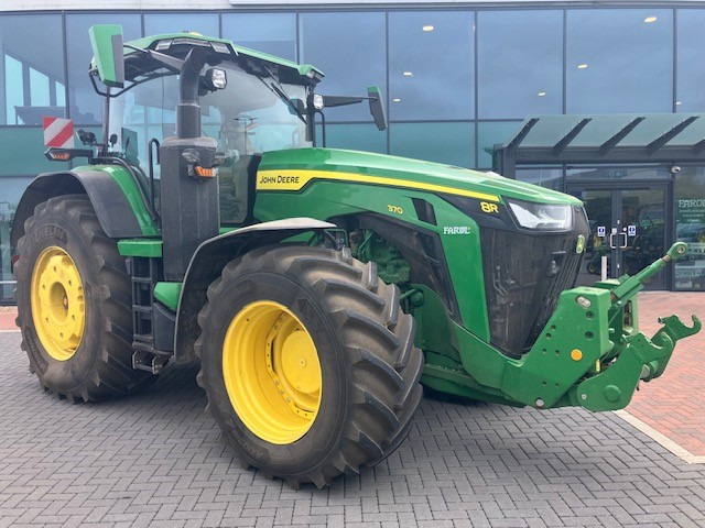 John Deere 8R 370 - Farm tractor: picture 3 John Deere 8R 370 - Farm tractor: picture 3