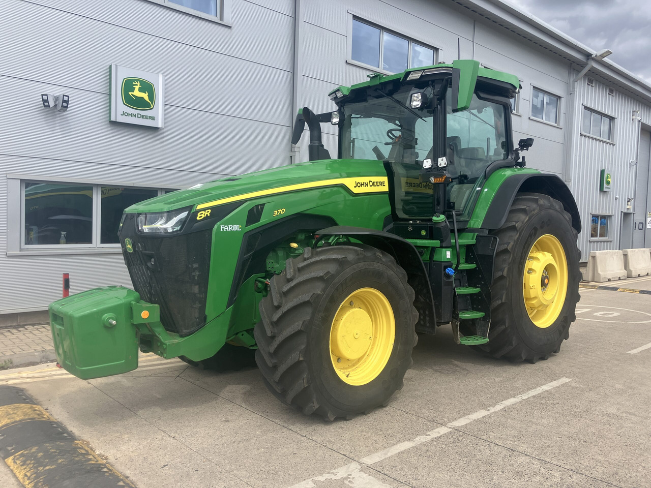 John Deere 8R 370 - Farm tractor: picture 1 John Deere 8R 370 - Farm tractor: picture 1