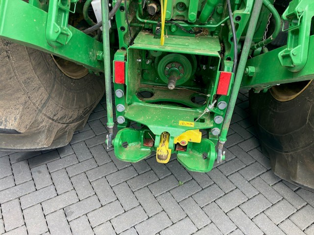 John Deere 8R 370 - Farm tractor: picture 5 John Deere 8R 370 - Farm tractor: picture 5