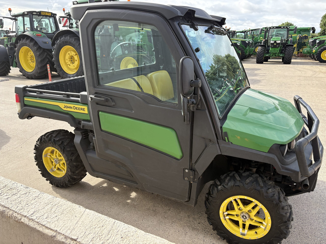 John Deere XUV865M Gator - ATV/ Quad: picture 4 John Deere XUV865M Gator - ATV/ Quad: picture 4