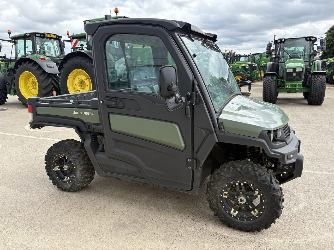 John Deere XUV865M Gator - ATV/ Quad: picture 3 John Deere XUV865M Gator - ATV/ Quad: picture 3