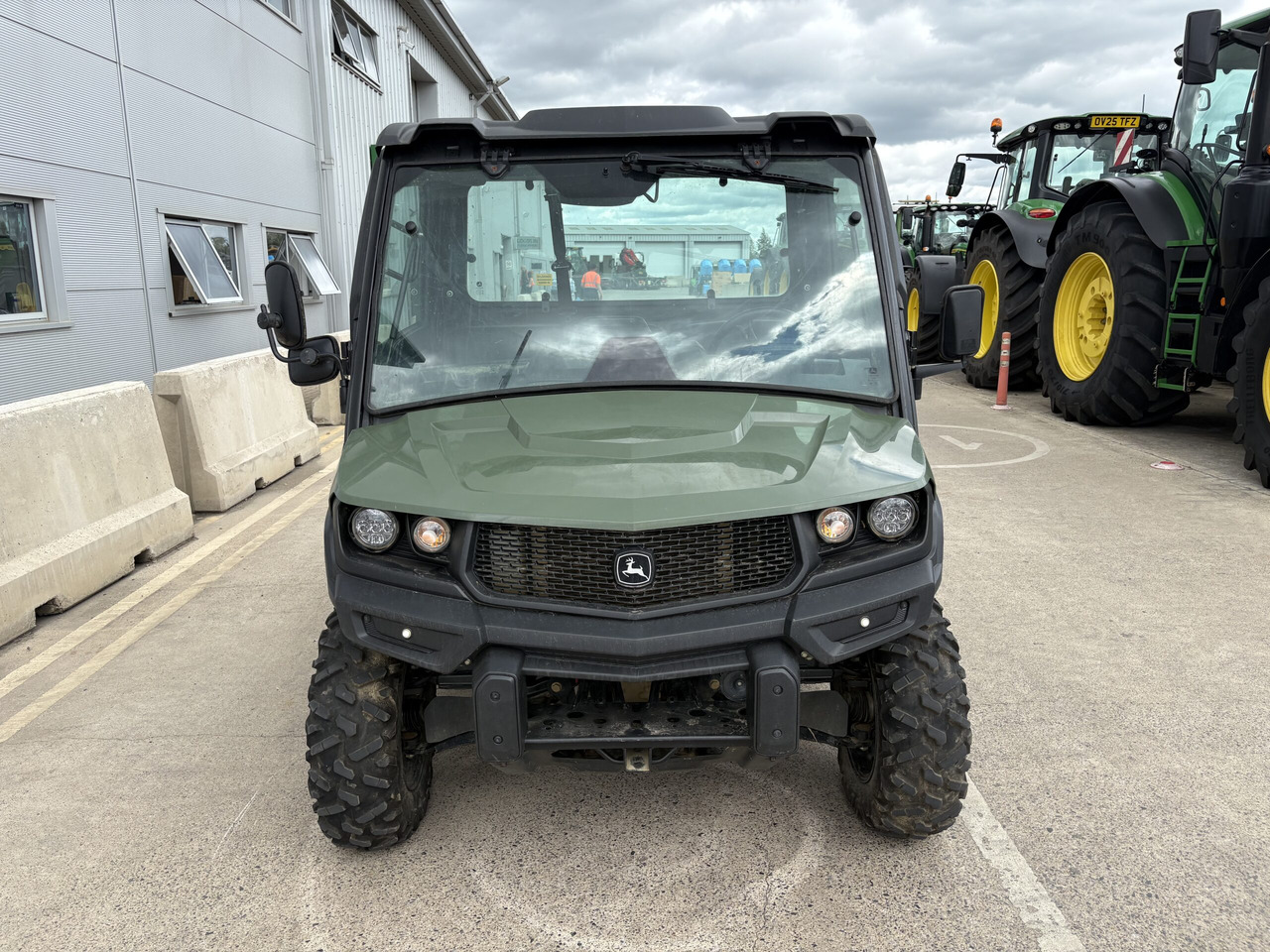John Deere XUV865M Gator - ATV/ Quad: picture 2 John Deere XUV865M Gator - ATV/ Quad: picture 2