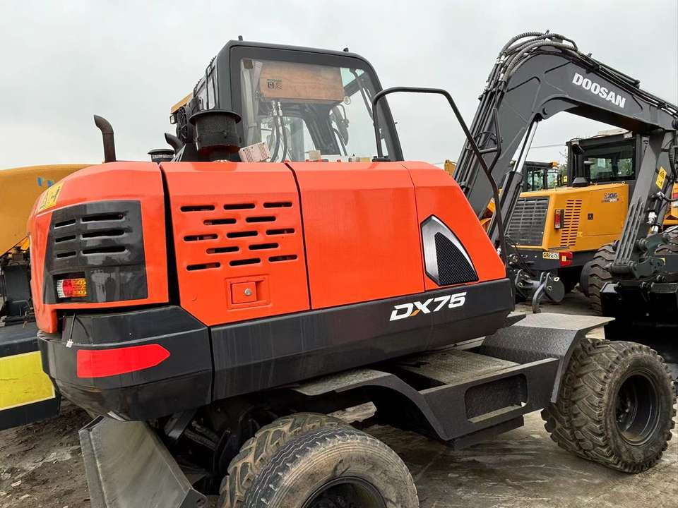 Hot Sale Used Doosan Dx75 Small 7.5t Wheel Excavator South Korea DX75 Mini Excavator for Sale Good Condition - Wheel excavator: picture 3 Hot Sale Used Doosan Dx75 Small 7.5t Wheel Excavator South Korea DX75 Mini Excavator for Sale Good Condition - Wheel excavator: picture 3