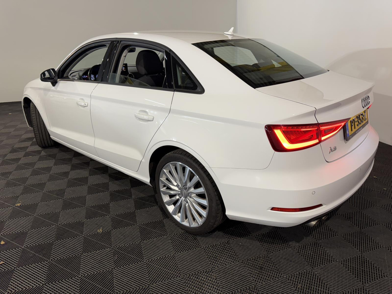 Audi | A3 Limousine | 1.4 TFSI Attraction Pro Line Plus Automaat | 2016 | 256.538 km | PT353Z | Geen oordeel - Sedan: picture 4 Audi | A3 Limousine | 1.4 TFSI Attraction Pro Line Plus Automaat | 2016 | 256.538 km | PT353Z | Geen oordeel - Sedan: picture 4