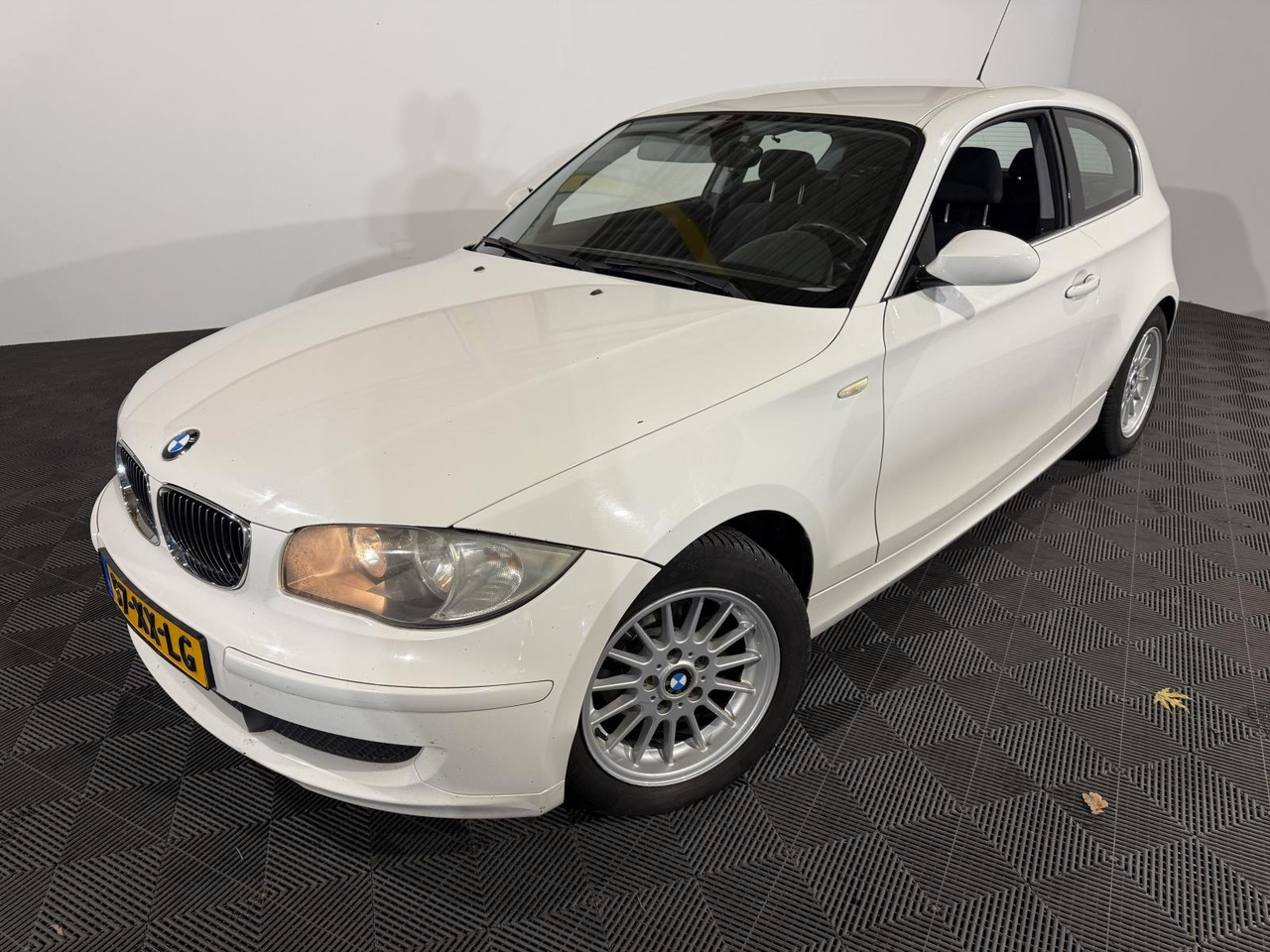 BMW | 1-serie | 116i Introduction | 2007 | 332.014 km | 57XXLG | Logisch - Hatchback: picture 1 BMW | 1-serie | 116i Introduction | 2007 | 332.014 km | 57XXLG | Logisch - Hatchback: picture 1