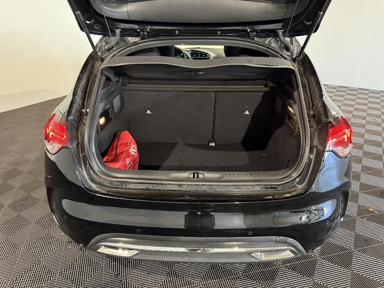 DS 4 1.2 PureTech Business 2016 154.325 km JN-710-B - Hatchback: picture 2 DS 4 1.2 PureTech Business 2016 154.325 km JN-710-B - Hatchback: picture 2