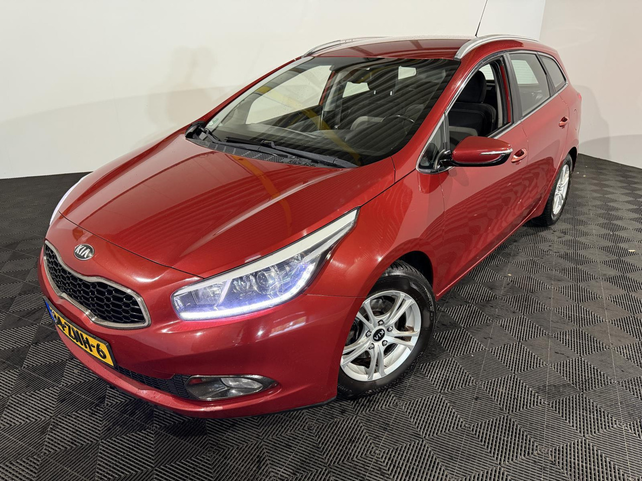 Kia | cee'd Sportswagon | 1.6 CRDi Plus Pack | 2013 | 296.728 km | 34ZNH6 | Logisch - Car: picture 1 Kia | cee'd Sportswagon | 1.6 CRDi Plus Pack | 2013 | 296.728 km | 34ZNH6 | Logisch - Car: picture 1