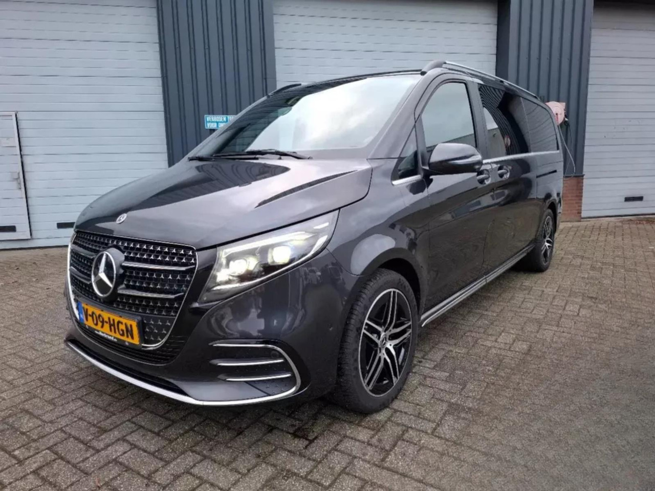 Mercedes-Benz V-Klasse AVANTGARDE V300D AUT 4MATIC EXTRA LANG V-09-HGN 2024 - Combi van: picture 1 Mercedes-Benz V-Klasse AVANTGARDE V300D AUT 4MATIC EXTRA LANG V-09-HGN 2024 - Combi van: picture 1