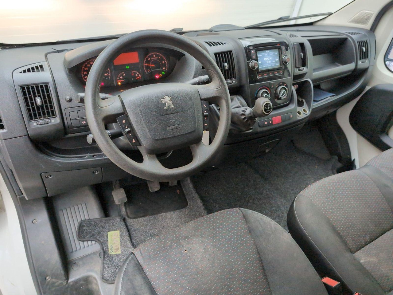 Peugeot Boxer 330 2.2 HDI L1H1 XR | 2014 | 218.267 km | V343TL | NAP: Geen oordeel - Panel van: picture 5 Peugeot Boxer 330 2.2 HDI L1H1 XR | 2014 | 218.267 km | V343TL | NAP: Geen oordeel - Panel van: picture 5