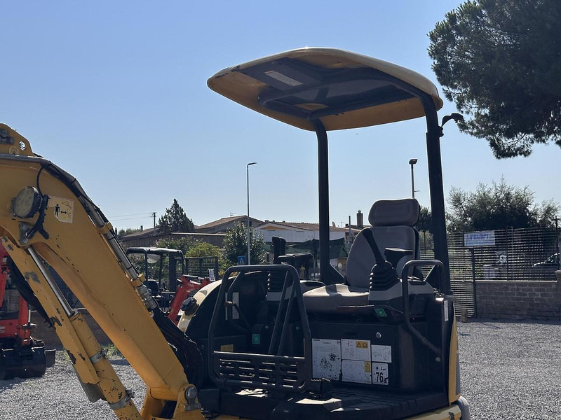 Mini excavator Komatsu PC26MR-3: picture 9