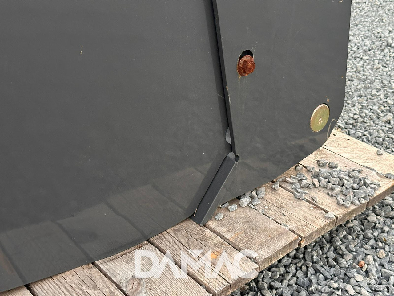 NEW HOLLAND 220 - Loader bucket: picture 5 NEW HOLLAND 220 - Loader bucket: picture 5