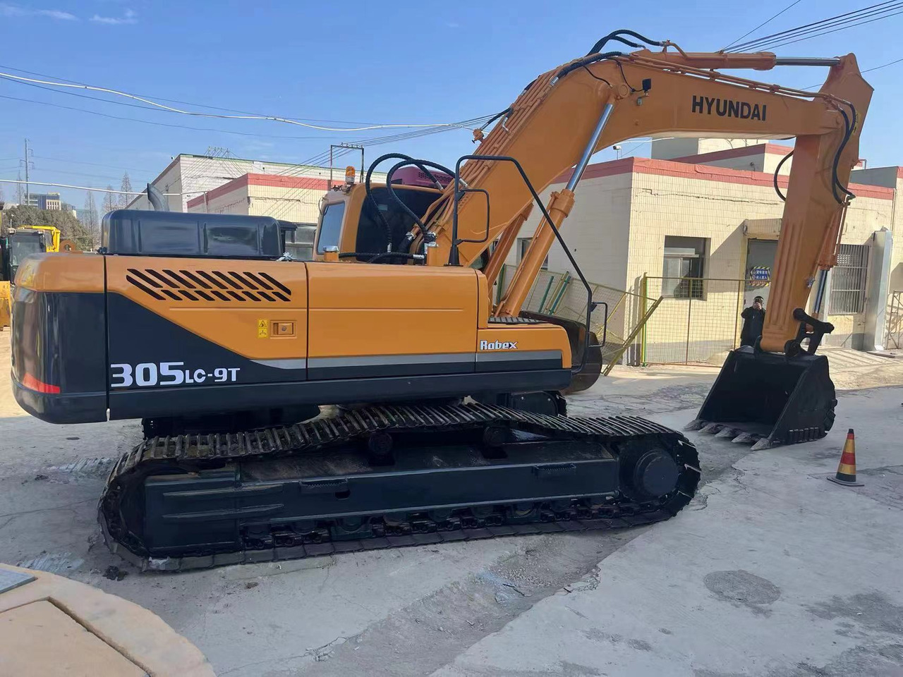 Hyundai 305 - Crawler excavator: picture 1 Hyundai 305 - Crawler excavator: picture 1