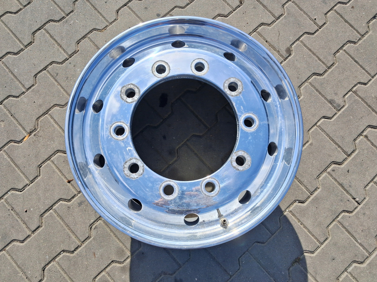 FELGA ALUMINIOWA ALCOA PRZÓD SZEROKA POLEROWANA 22,5 X 11,75 ET 120 TIR - Rim for Truck: picture 2 FELGA ALUMINIOWA ALCOA PRZÓD SZEROKA POLEROWANA 22,5 X 11,75 ET 120 TIR - Rim for Truck: picture 2