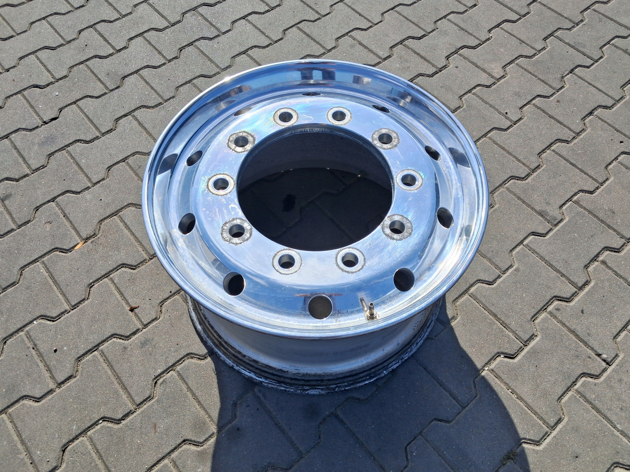 FELGA ALUMINIOWA ALCOA PRZÓD SZEROKA POLEROWANA 22,5 X 11,75 ET 120 TIR - Rim for Truck: picture 1 FELGA ALUMINIOWA ALCOA PRZÓD SZEROKA POLEROWANA 22,5 X 11,75 ET 120 TIR - Rim for Truck: picture 1