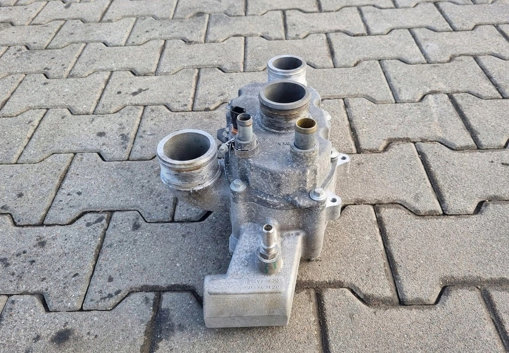 OBUDOWA TERMOSTATU FORD F-MAX 500 TRUCKS GC46 9K457 GC46 8A598 - Cooling system: picture 3 OBUDOWA TERMOSTATU FORD F-MAX 500 TRUCKS GC46 9K457 GC46 8A598 - Cooling system: picture 3
