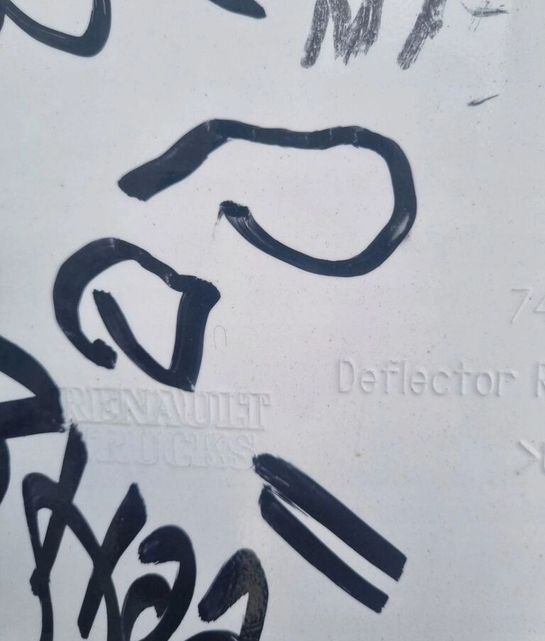 Renault Y OWIEWKI STELAŻ KABINY GAMA T RANGE HIGH  Renault Gama - Aerodynamics/ Spoiler for Truck: picture 5 Renault Y OWIEWKI STELAŻ KABINY GAMA T RANGE HIGH  Renault Gama - Aerodynamics/ Spoiler for Truck: picture 5