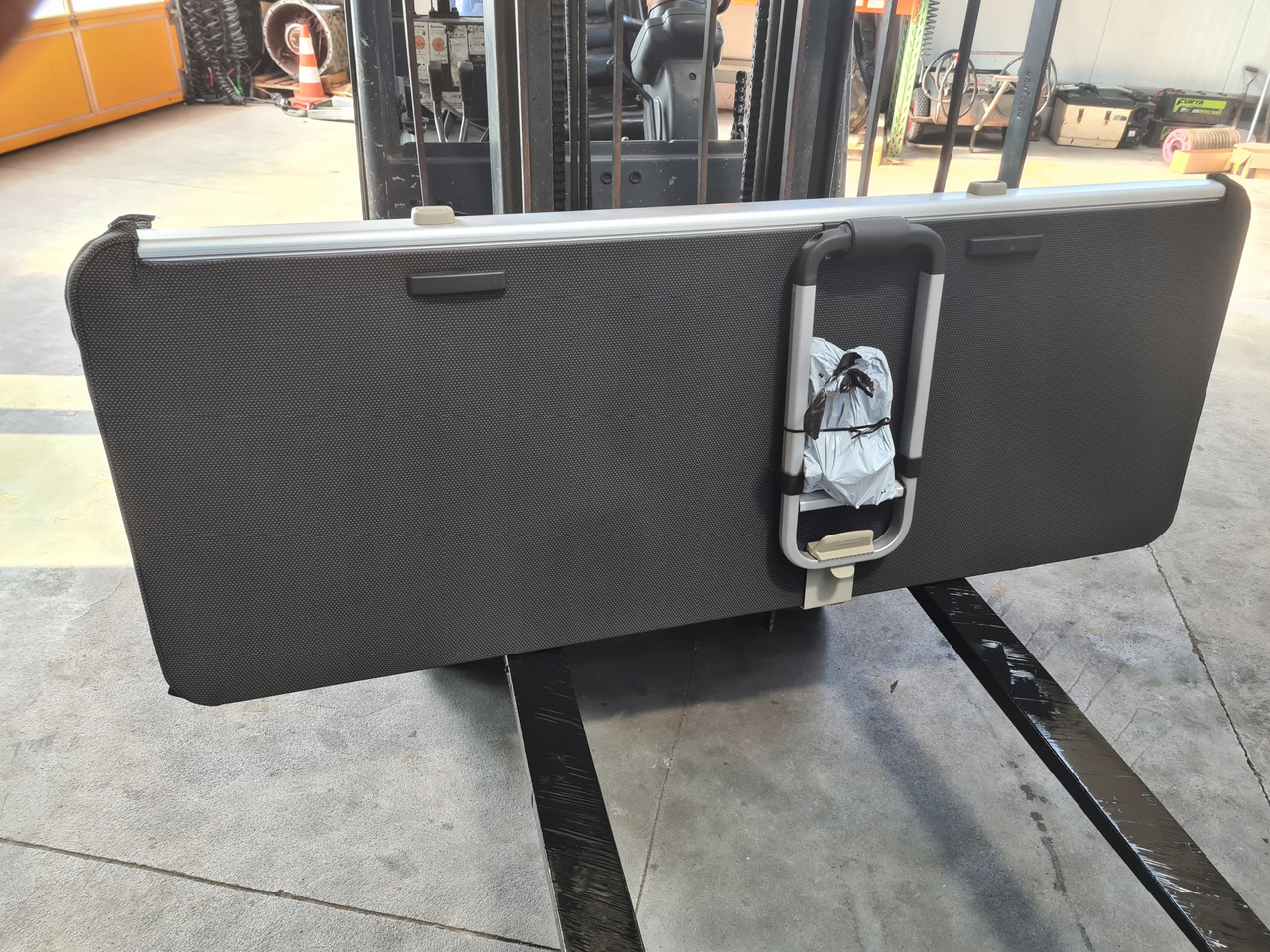 VOLVO ŁÓŻKO KOMPLETNE GÓRNE LEŻANKA MOCOWANIA - Seat for Truck: picture 5 VOLVO ŁÓŻKO KOMPLETNE GÓRNE LEŻANKA MOCOWANIA - Seat for Truck: picture 5