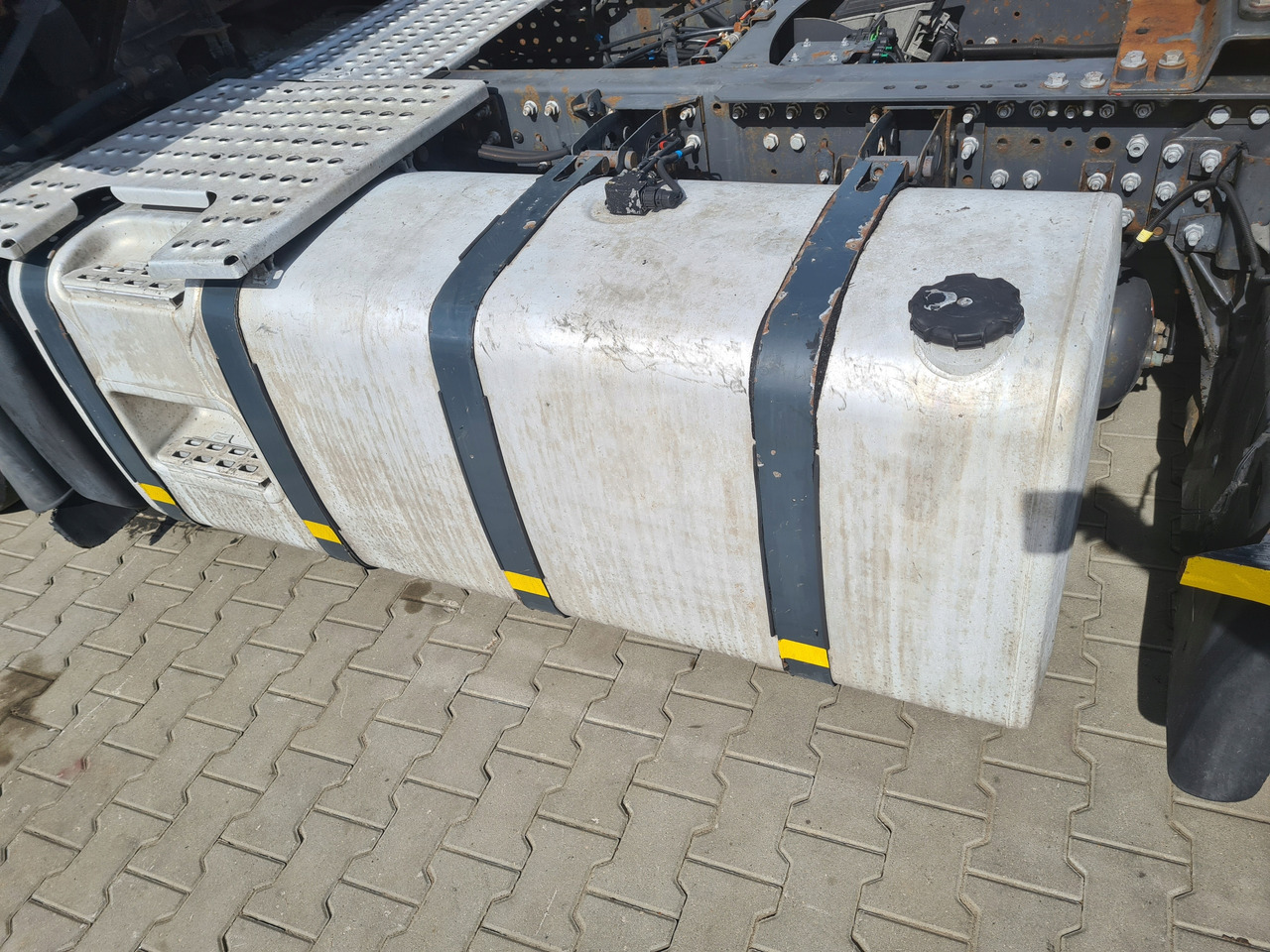 VOLVO ZBIORNIK PALIWA RENAULT PREMIUM MAGNUM DXI GAMA T VOLVO FH 13 4 180X70X70 - Fuel tank for Truck: picture 2 VOLVO ZBIORNIK PALIWA RENAULT PREMIUM MAGNUM DXI GAMA T VOLVO FH 13 4 180X70X70 - Fuel tank for Truck: picture 2