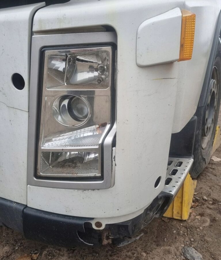 Volvo PRZÓD KOMPLETNY LAMPA OSŁONA Volvo FH FM 7 9 12 13 - Bumper for Truck: picture 5 Volvo PRZÓD KOMPLETNY LAMPA OSŁONA Volvo FH FM 7 9 12 13 - Bumper for Truck: picture 5