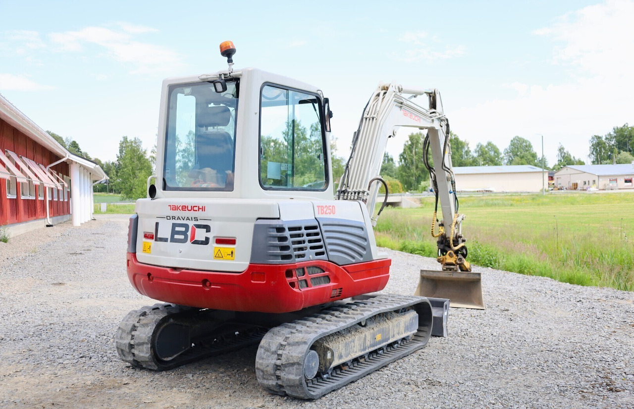 Mini excavator Takeuchi TB250: picture 6