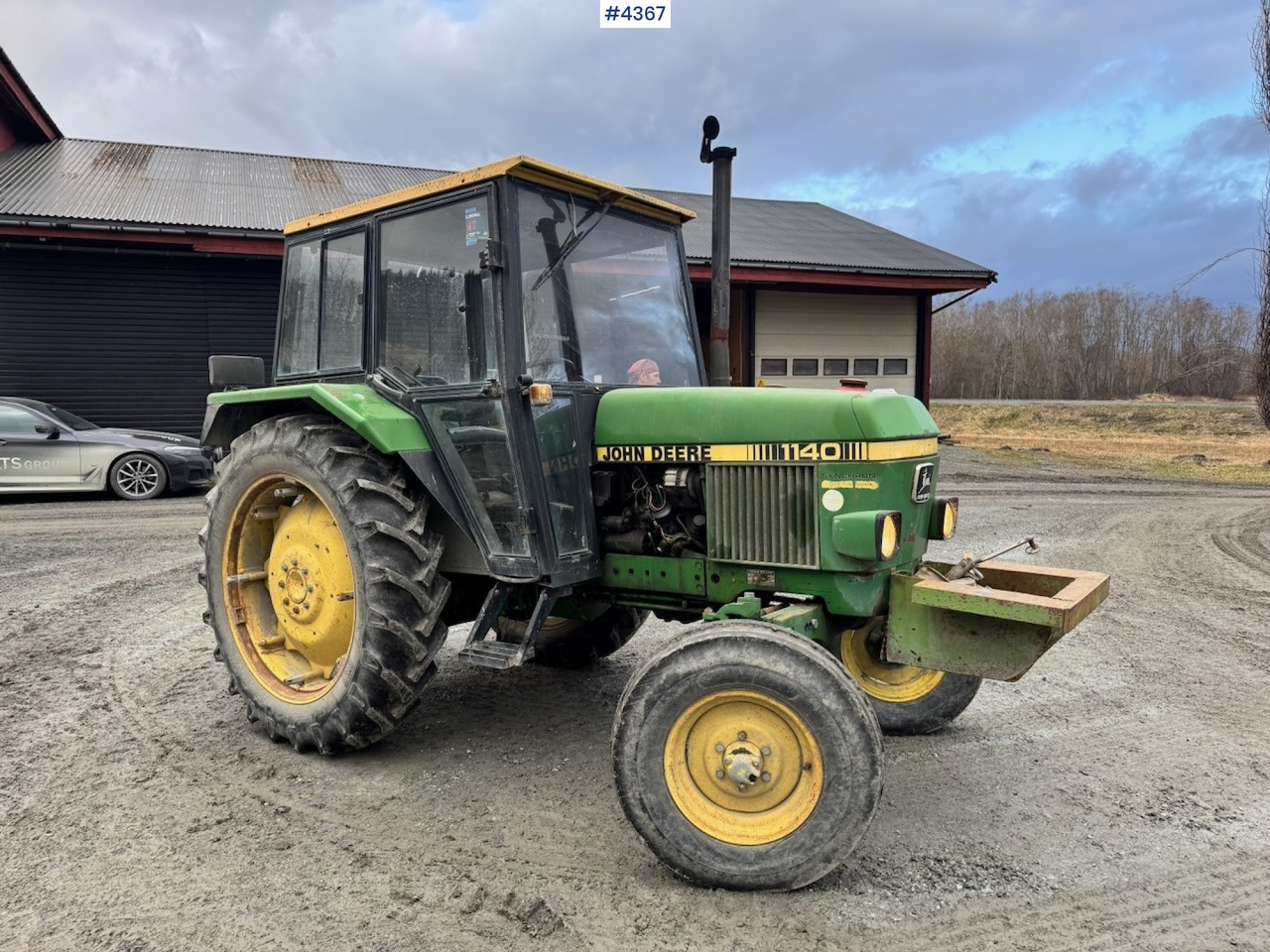1982 John Deere 1140 4x2 Tractor w/ Twin Wheels and Chains. - Farm tractor: picture 1 1982 John Deere 1140 4x2 Tractor w/ Twin Wheels and Chains. - Farm tractor: picture 1