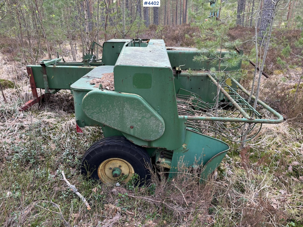 John Deere 332 Square Baler - Tedding equipment: picture 3 John Deere 332 Square Baler - Tedding equipment: picture 3